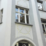 Foto B: Fassade mit Jugendstilelementen